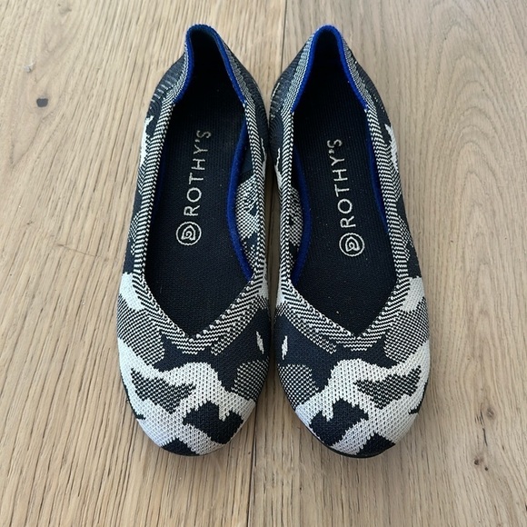 Rothys 7 women’s flats The Round Toe Camo Print Black & White - Picture 2 of 7